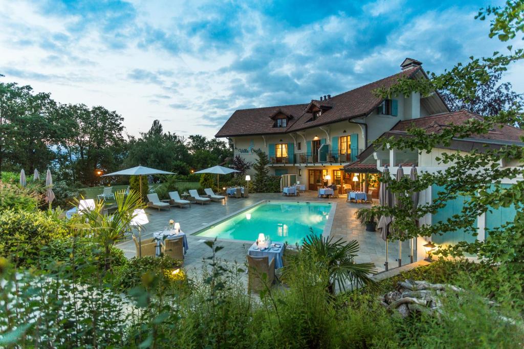 uma imagem de uma casa com piscina em Villa Cécile em Yvoire