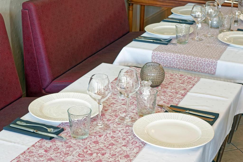 Restaurace v ubytování Contact Hôtel du Commerce et son restaurant Côte à Côte