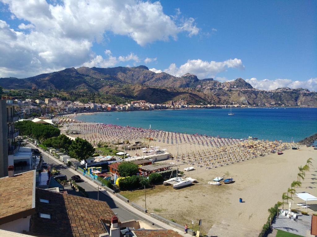 vista su una spiaggia con ombrelloni e sull'oceano di Viaggio in Sicilia a Giardini Naxos