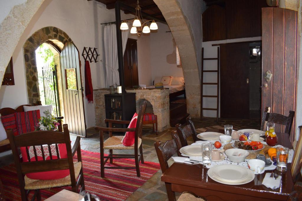 uma sala de jantar com uma mesa com comida em Anna's Stone House em Megála Khoráfia