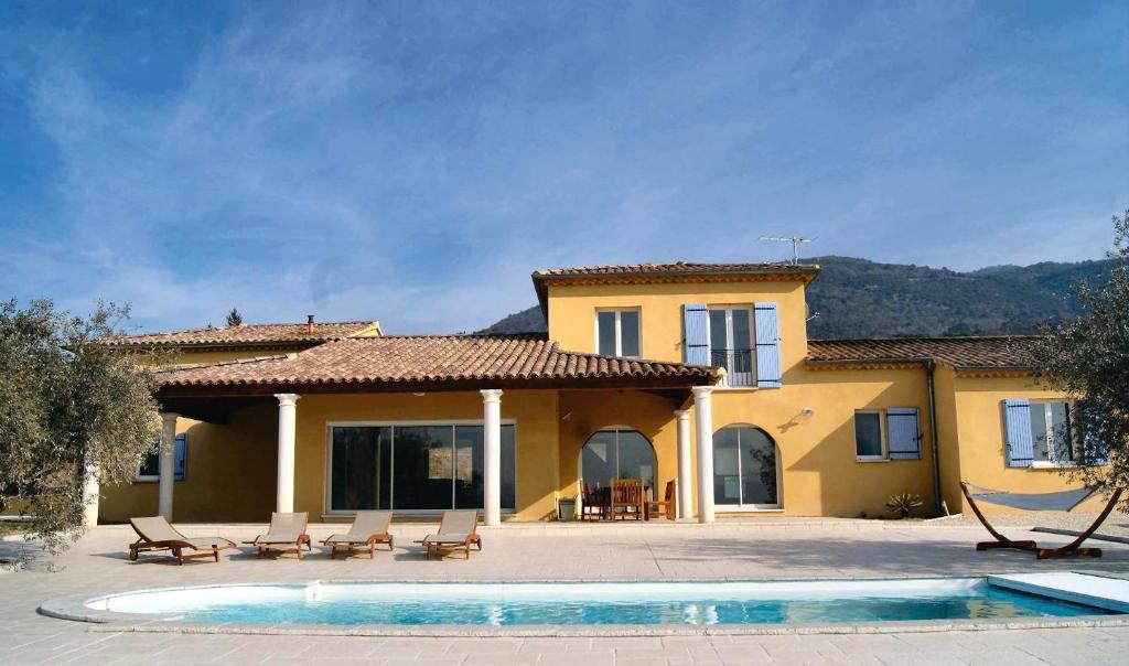 Mirabel-aux-Baronnies的住宿－L' oliveraie，一座房子前面设有游泳池