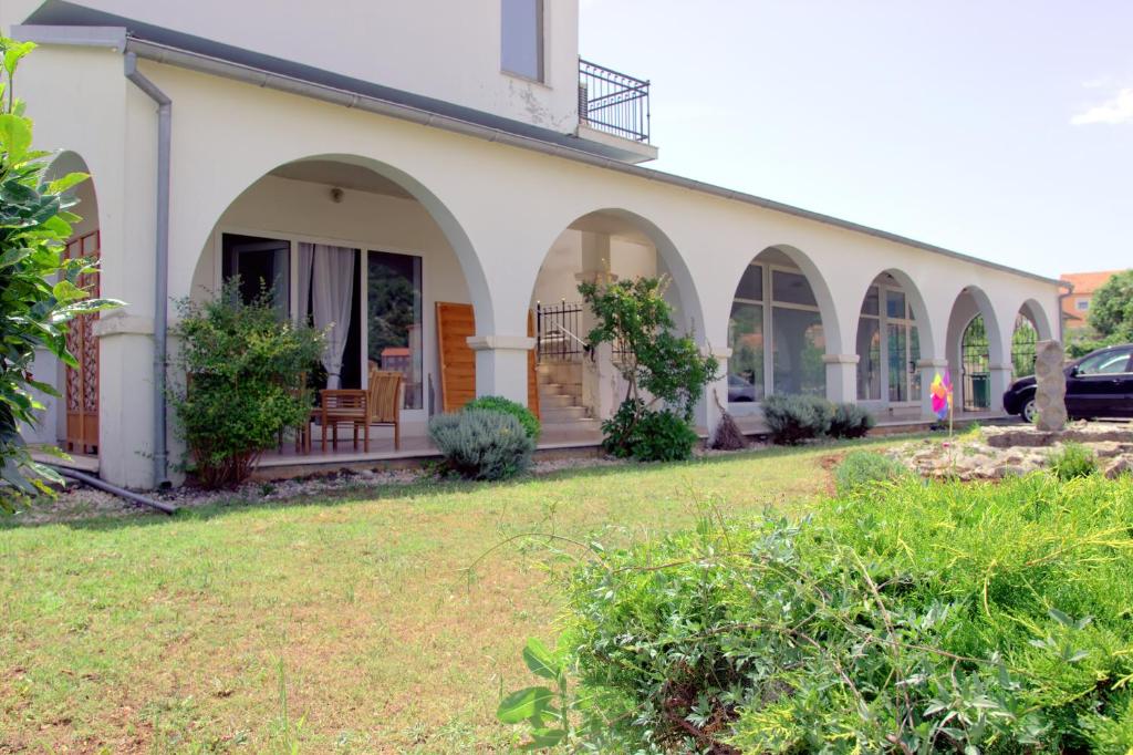 Vonkajšia záhrada v ubytovaní Studio apartment Gray