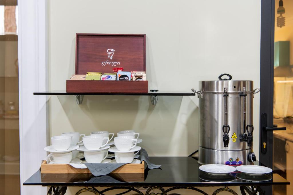 Příslušenství pro přípravu čaje a kávy v ubytování S&L Boutique Hotel