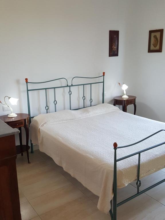 a bedroom with a bed with two tables and two lamps at Villetta in Collina Toscana in Marciano Della Chiana