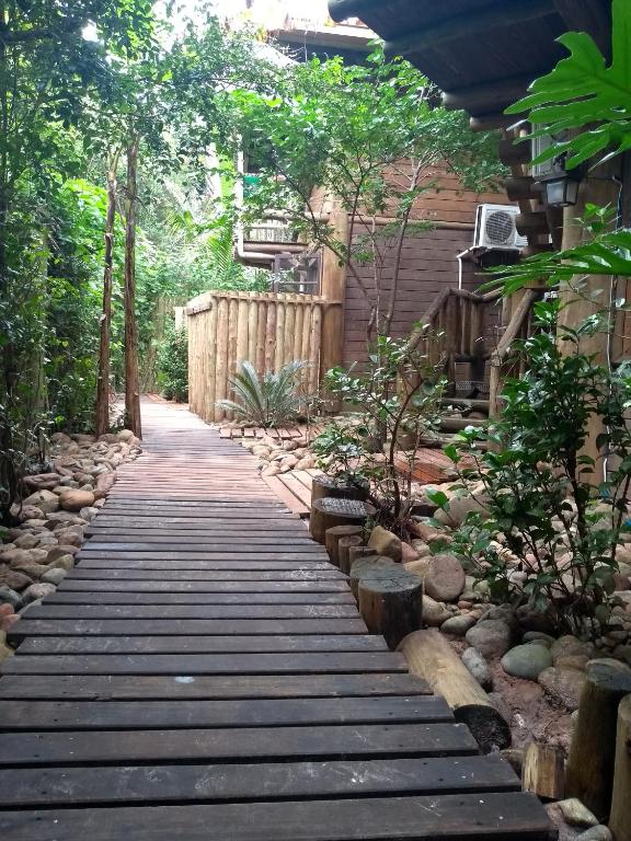 Um jardim em Pousada Favo De Mel