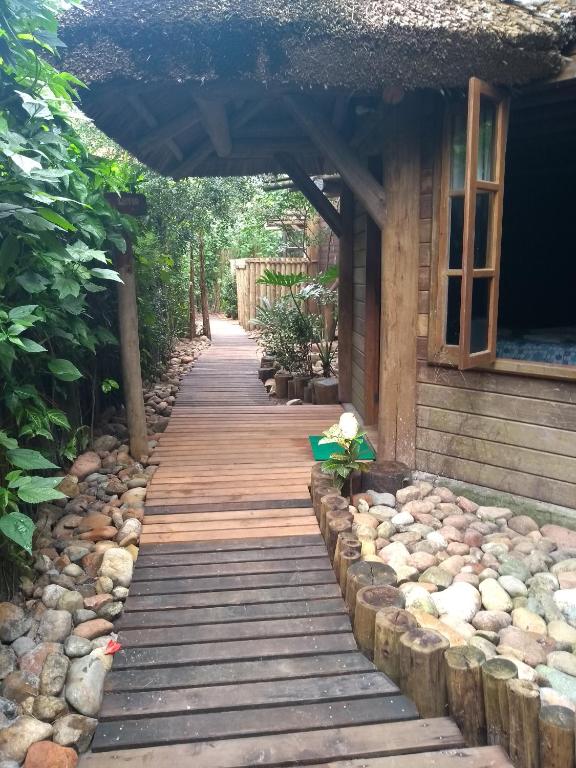 Um jardim em Pousada Favo De Mel