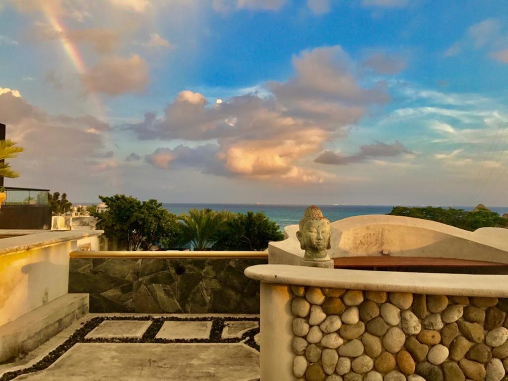 vistas al océano desde el balcón de una casa en Hotel Cielo en Playa del Carmen