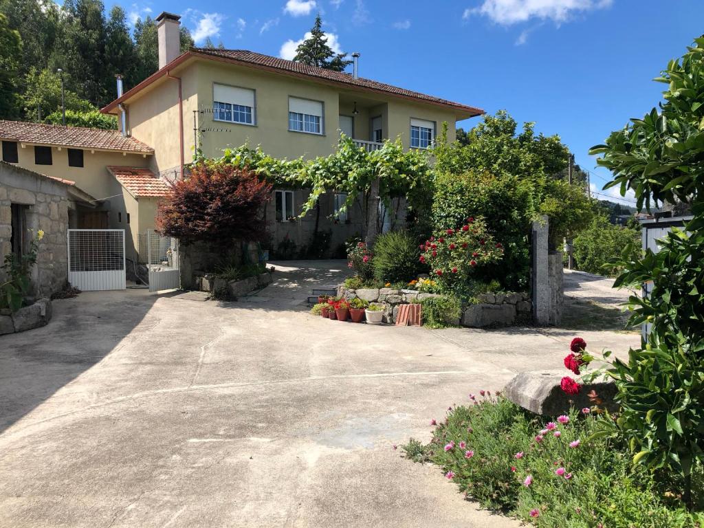 una casa con muchas flores en la entrada en Casa Estrella, en Tebra