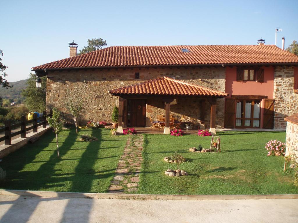 Taman di luar CASA RURAL EL HAYEDO