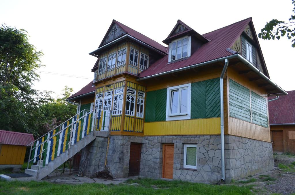 a house painted in yellow green and orange at Kolorowy Domek in Kasina Wielka