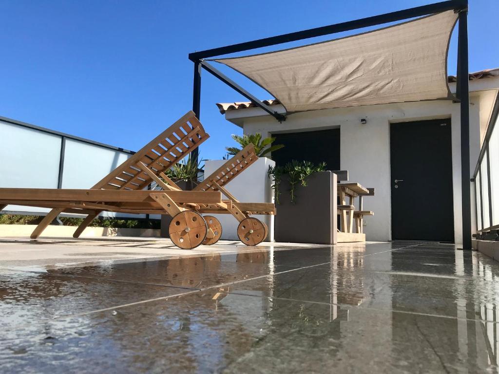 - deux chaises assises à l'extérieur d'un bâtiment dans l'établissement Toit terrasse les Embiez, à Six-Fours-les-Plages