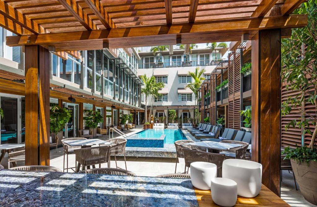 Bazén v ubytování Lennox Miami Beach nebo v jeho okolí