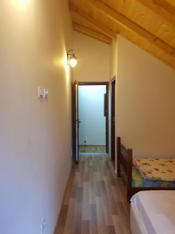 Postel nebo postele na pokoji v ubytování Krojet e Rrogamit