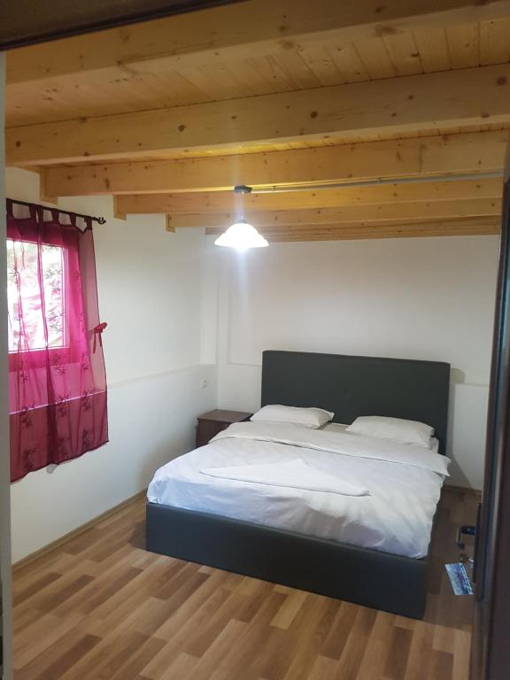 Postel nebo postele na pokoji v ubytování Krojet e Rrogamit
