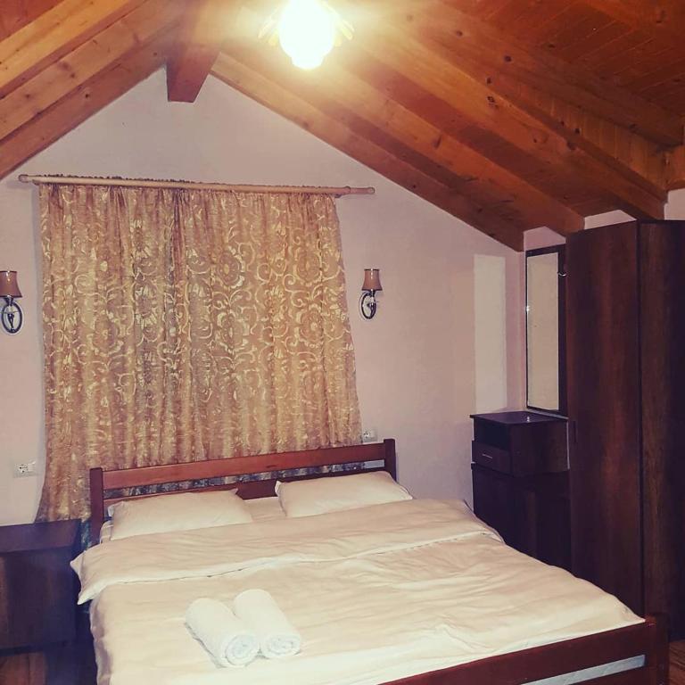Postel nebo postele na pokoji v ubytování Krojet e Rrogamit