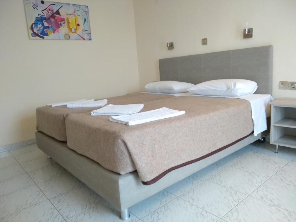 Postel nebo postele na pokoji v ubytování Leonidas Hotel & Studios