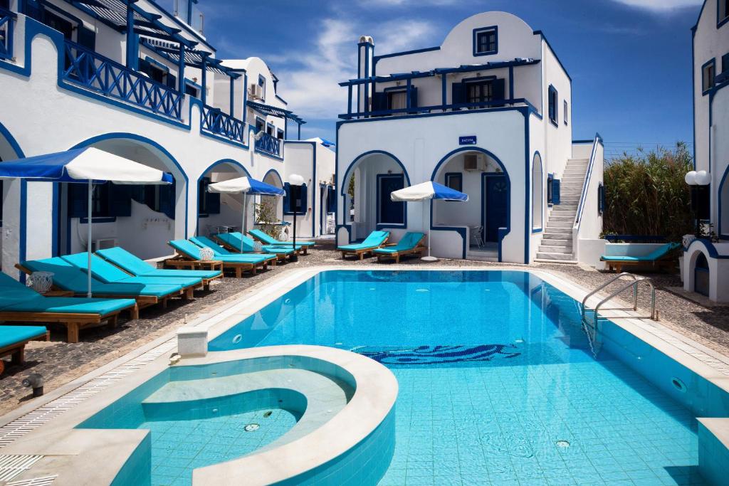 Bazén v ubytování Roula Villa Studios & Apartments nebo v jeho okolí