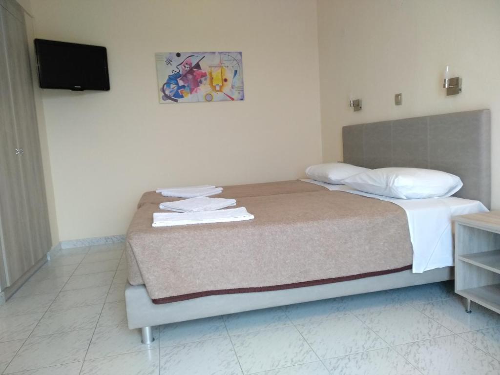 Postel nebo postele na pokoji v ubytování Leonidas Hotel & Studios