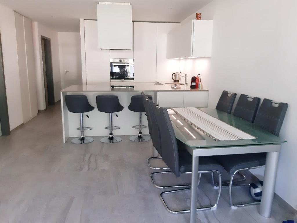 una cucina con tavolo e sedie in una stanza di GaLa Appartamento a Bellinzona