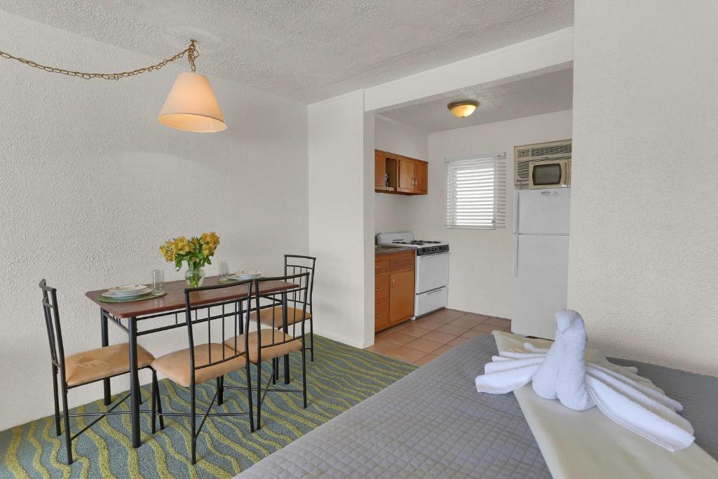 Kuchyň nebo kuchyňský kout v ubytování Ala Kai Resort Motel