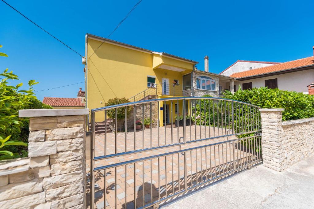 Budova, v ktorej sa apartmán nachádza