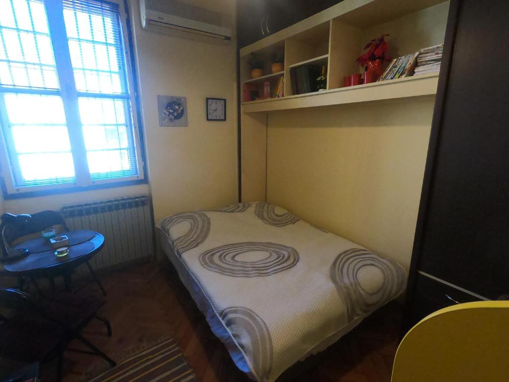 mały pokój z małym łóżkiem w obiekcie Aprtman Sonja 2 w Belgradzie