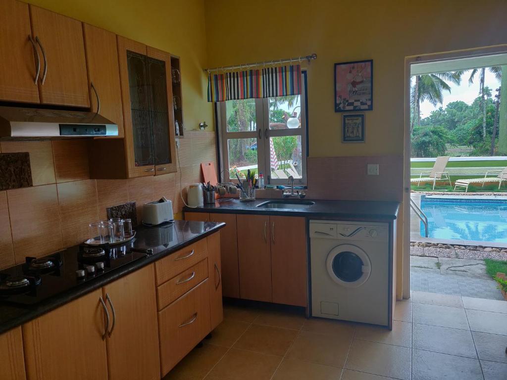Кухня или мини-кухня в A's Holiday Beach Resort
