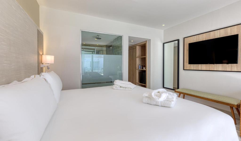 Habitación Estándar — detalle de camas y balcón