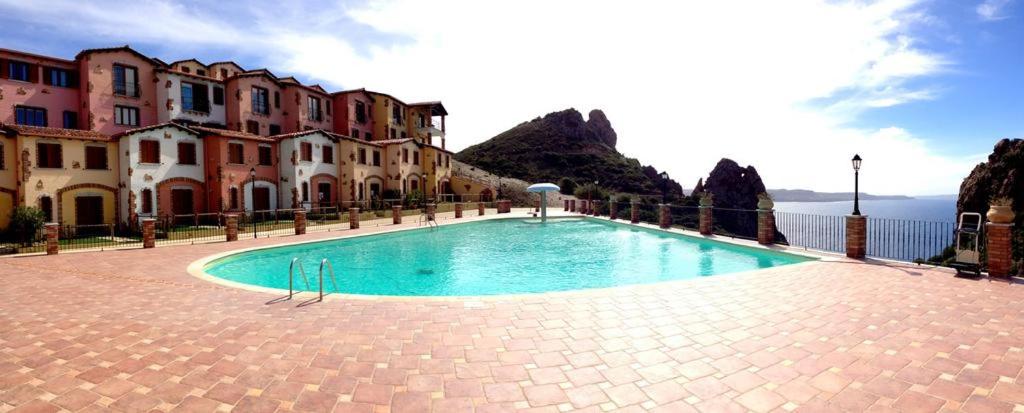 Bazén v ubytování TERRAZZA SUL MARE wifi e piscina nebo v jeho okolí