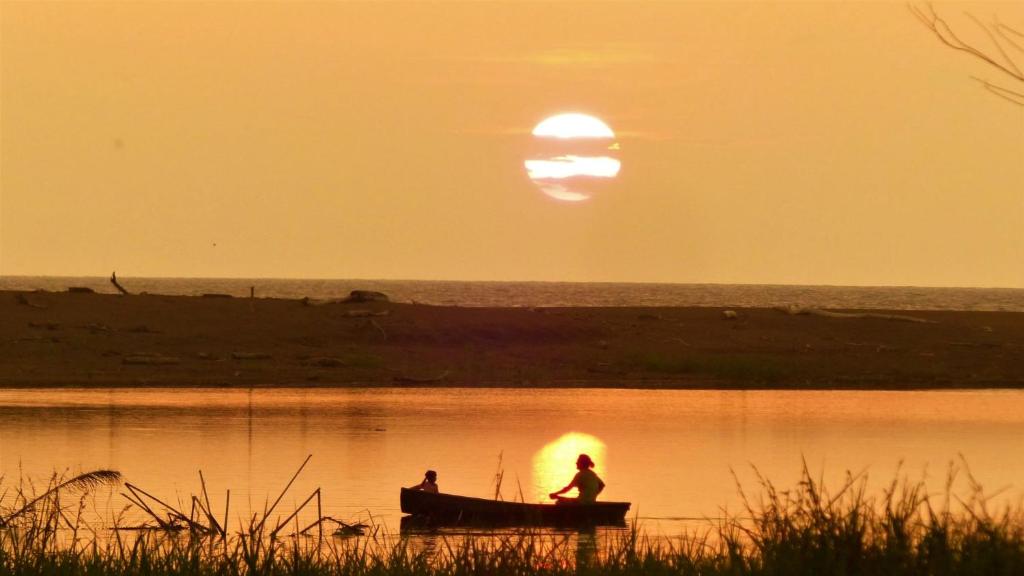 due persone in barca al tramonto di Encanto Lodge a Bahía Drake