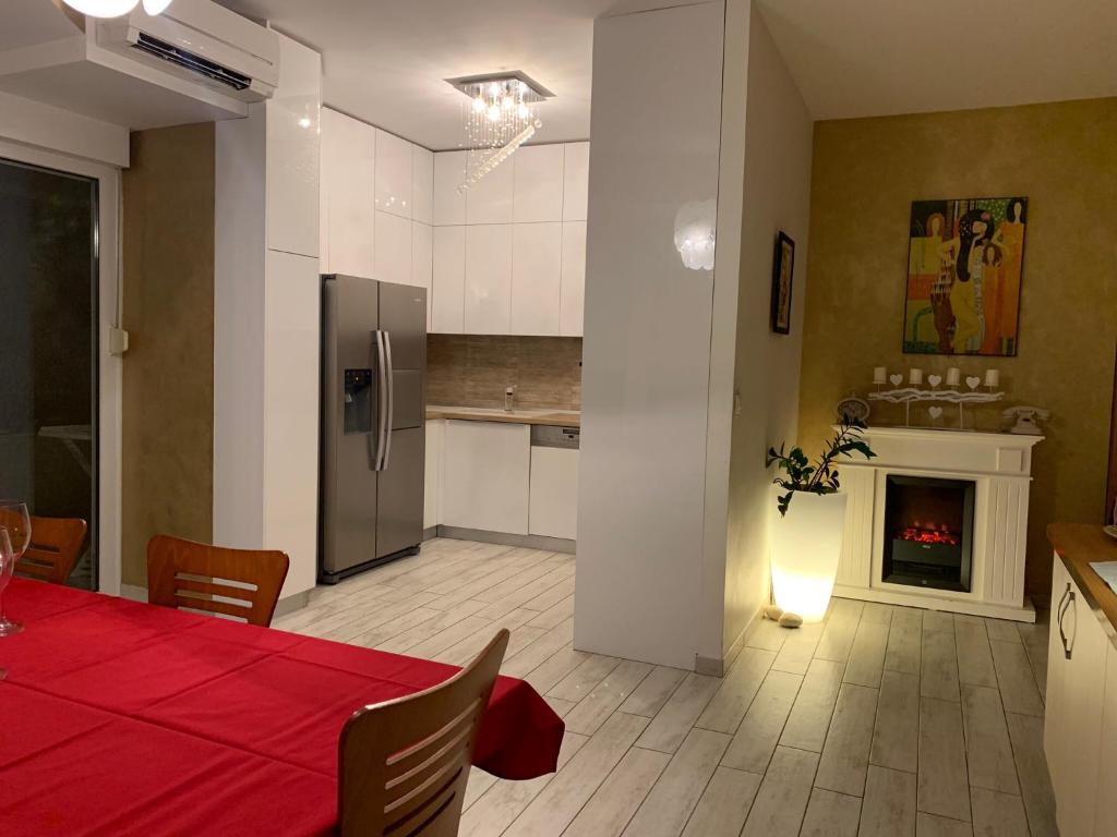 Kuchyňa alebo kuchynka v ubytovaní Apartment Relax whit big terrace 170m2 Near the best Beach in City