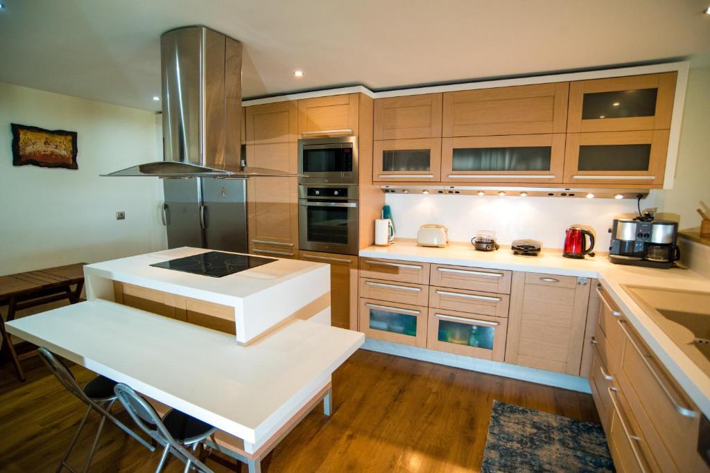 A kitchen or kitchenette at Villa Olympia VIP