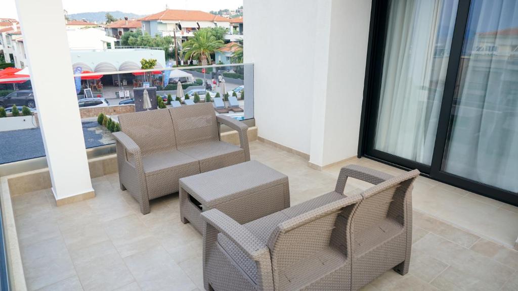 Agnes Deluxe Hotel - 12