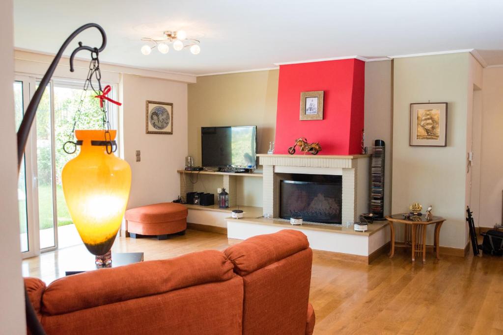 A television and/or entertainment centre at Villa Olympia VIP
