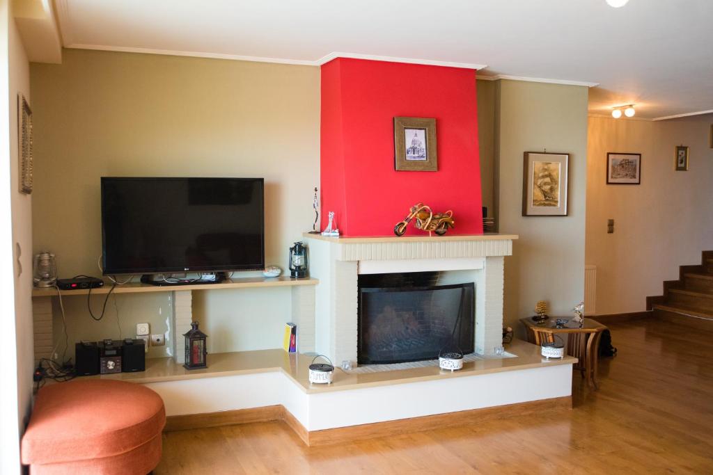 A television and/or entertainment centre at Villa Olympia VIP