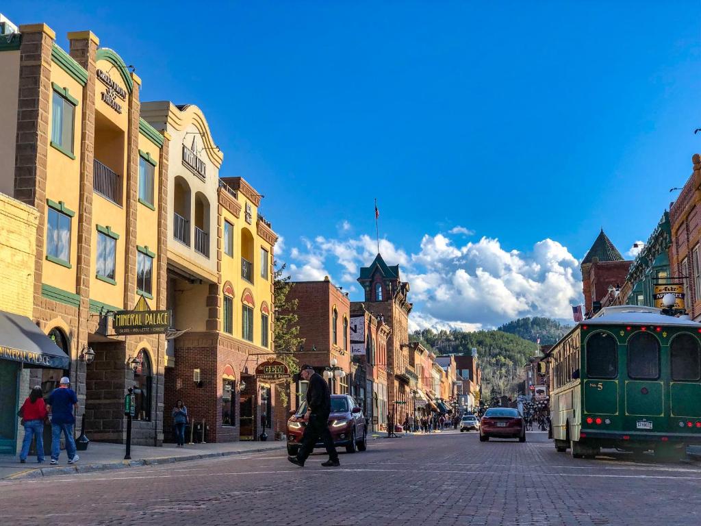 een persoon die op een scooter rijdt in een stadsstraat bij Mineral Palace Hotel & Gaming in Deadwood