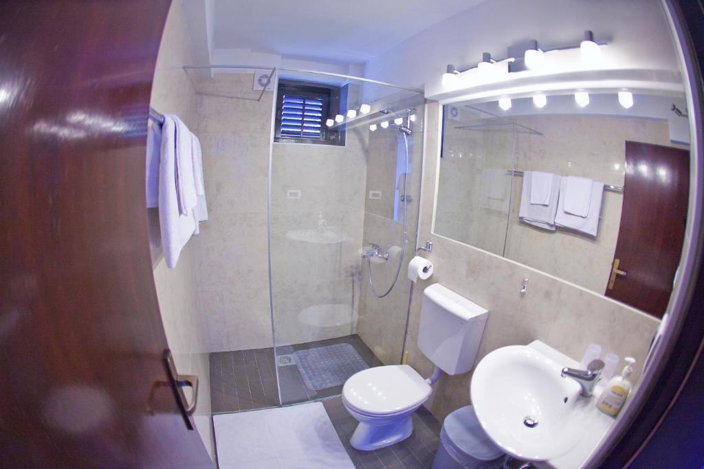 Koupelna v ubytování Reževići Apartments