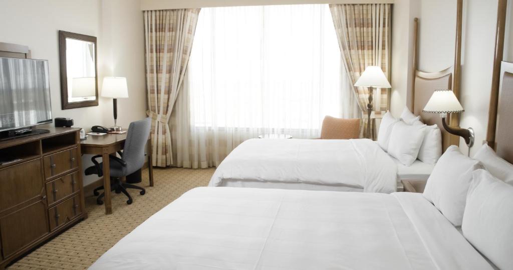Postel nebo postele na pokoji v ubytování River Cree Resort & Casino