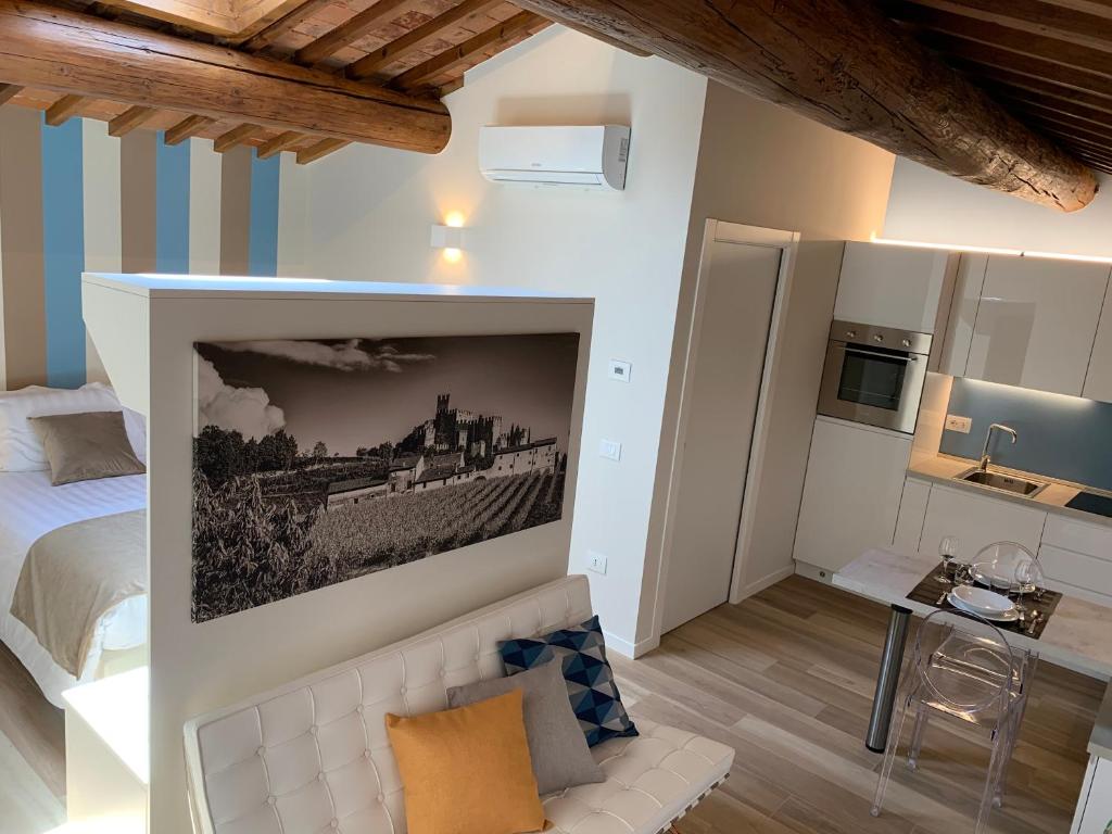 una camera con un letto e una foto appesa al muro di SOAVE HOUSE ALLE VIGNE-2-Luxury stay a Soave