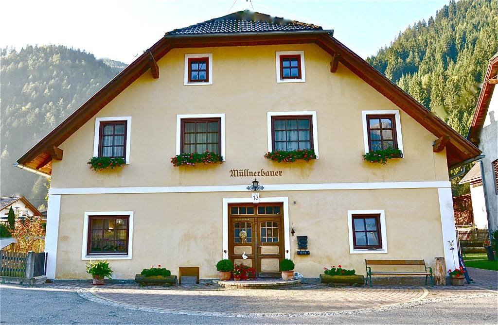 ein großes Haus mit einem Dach in der Unterkunft Müllnerbauer in Penk