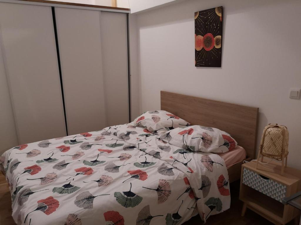 Tempat tidur dalam kamar di Maison 2 chambres, cosy, proche Métro
