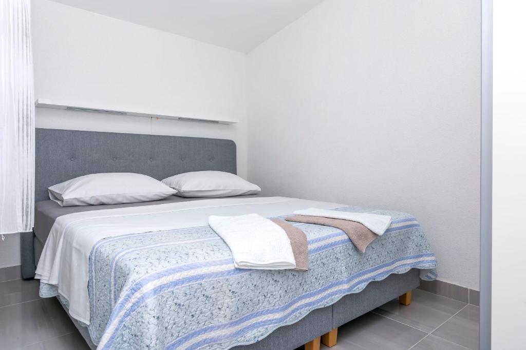 Postel nebo postele na pokoji v ubytování Apartments Hrgovic