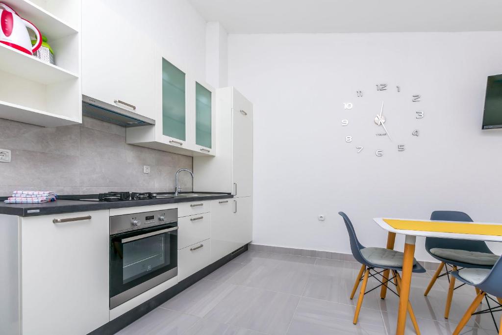 Kuchyň nebo kuchyňský kout v ubytování Apartments Hrgovic