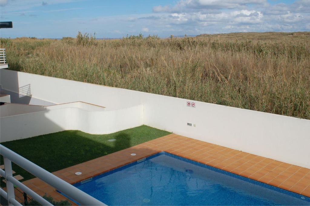 Ein Blick auf den Pool von der Unterkunft Baleal Family apartment oder aus der Nähe