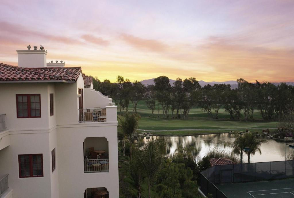 un edificio con vistas a un campo de golf en Four Seasons Residence Club Aviara en Carlsbad