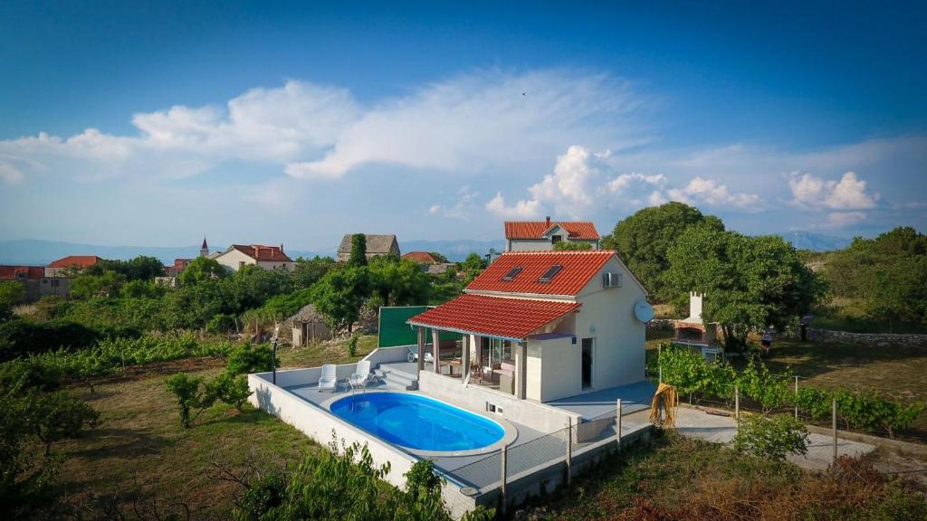 une petite maison avec une piscine en face de celle-ci dans l'établissement Villa Baras garden - house with pool, à Mirce