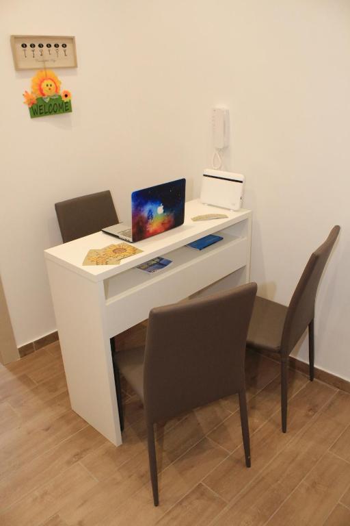 Televízia a/alebo spoločenská miestnosť v ubytovaní B&B Allerìa Pozzuoli