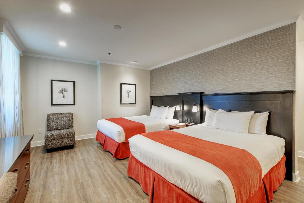 Postel nebo postele na pokoji v ubytování Strathcona Hotel