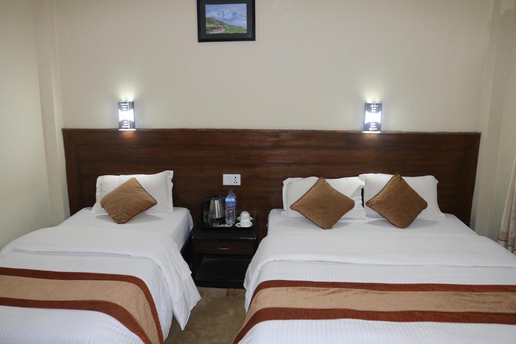 Postel nebo postele na pokoji v ubytování Chitwan Village Resort