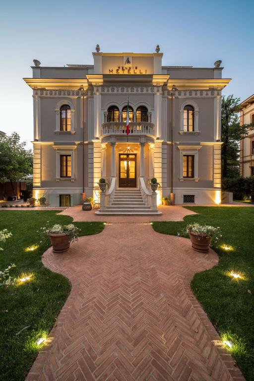 Κήπος έξω από το Relais Metelli